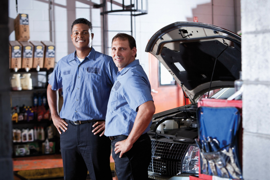 iStock 000021771326 XXXLarge auto shop two techs sm scaled